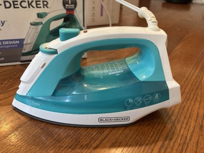 Black+Decker Light 'N Easy steam iron, model IR1010