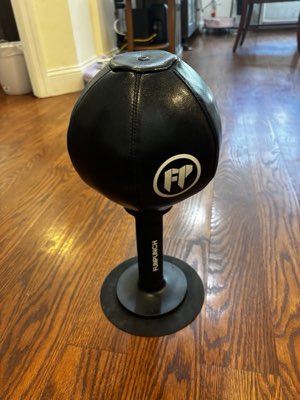 Desktop reflex punching ball on a suction-cup base (FunPunch)