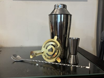 Cocktail shaker and mixing kit
