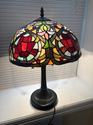 Tiffany-style stained glass table lamp